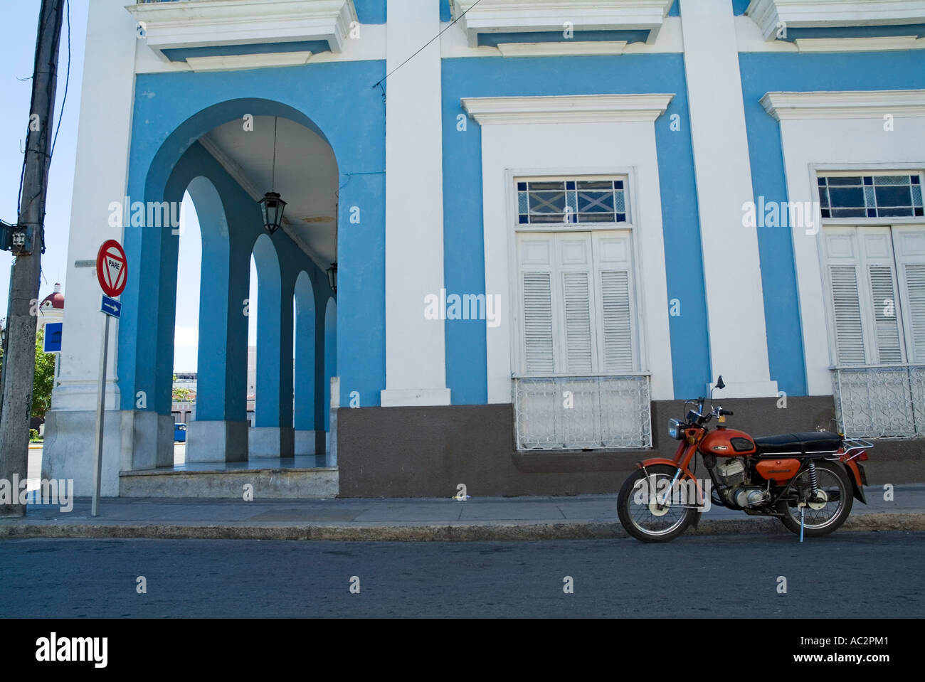 Classic moto garée près de Parque Jose Marti, Cienfuegos, Cuba. Banque D'Images