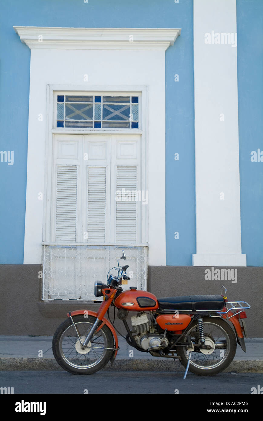 Classic moto garée près de Parque Jose Marti, Cienfuegos, Cuba. Banque D'Images