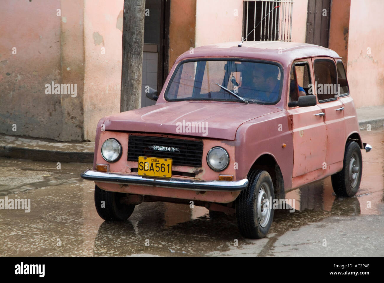 Vieux français Renault 4L pour les conducteurs de voitures dans les rues de Trinidad, Sancti Spiritus, Cuba. Banque D'Images