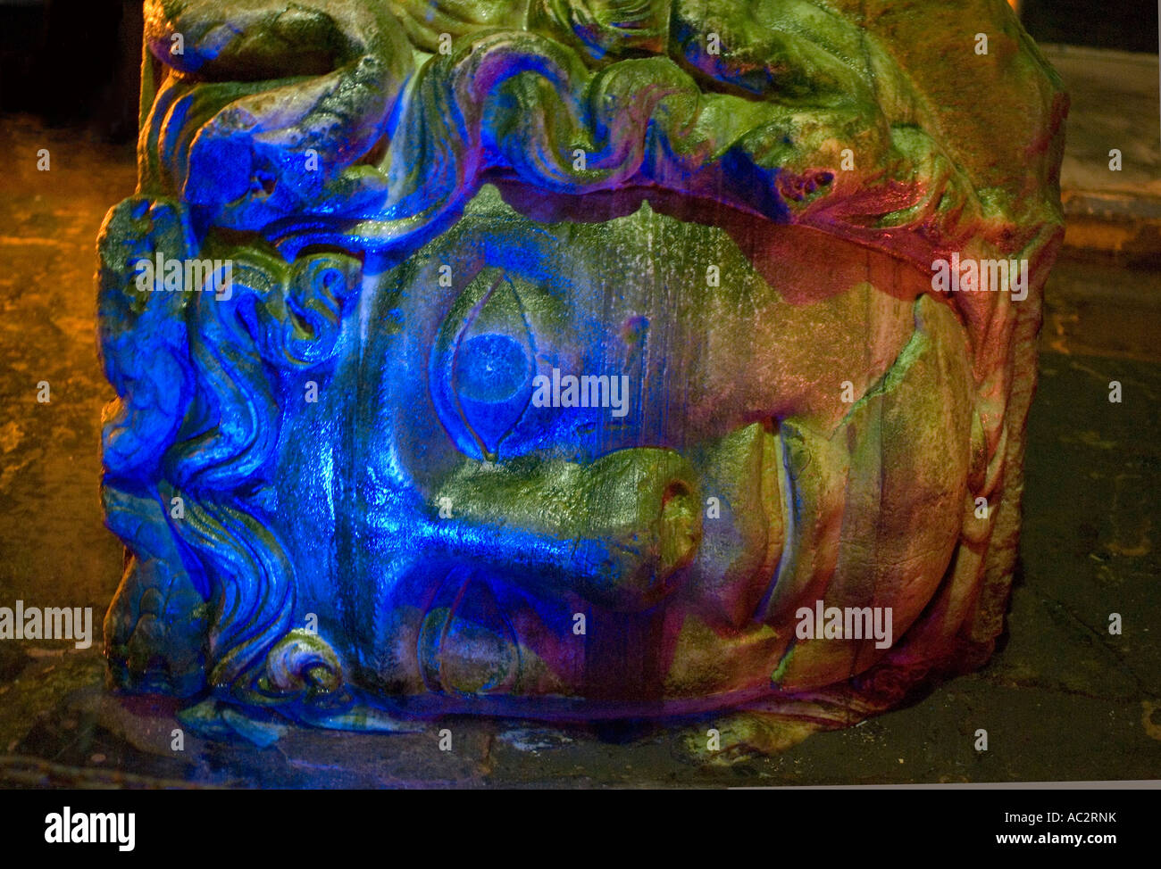 La Citerne Basilique (Yerebatan Sarnici engloutie ou citerne) Tête de Méduse, à la base de la colonne de marbre avec éclairage coloré Banque D'Images