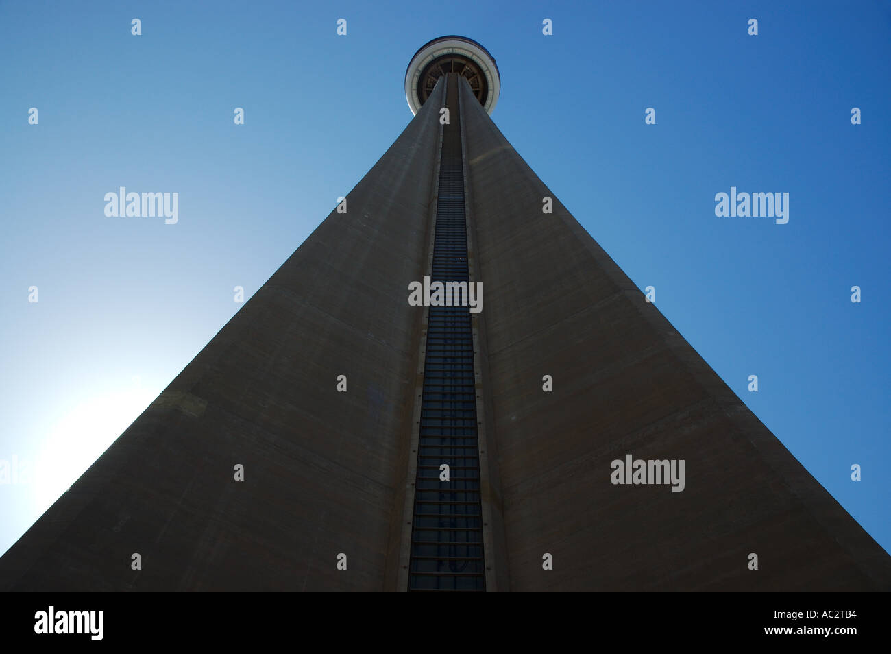 La tour CN Toronto pyramide rétroéclairé Banque D'Images