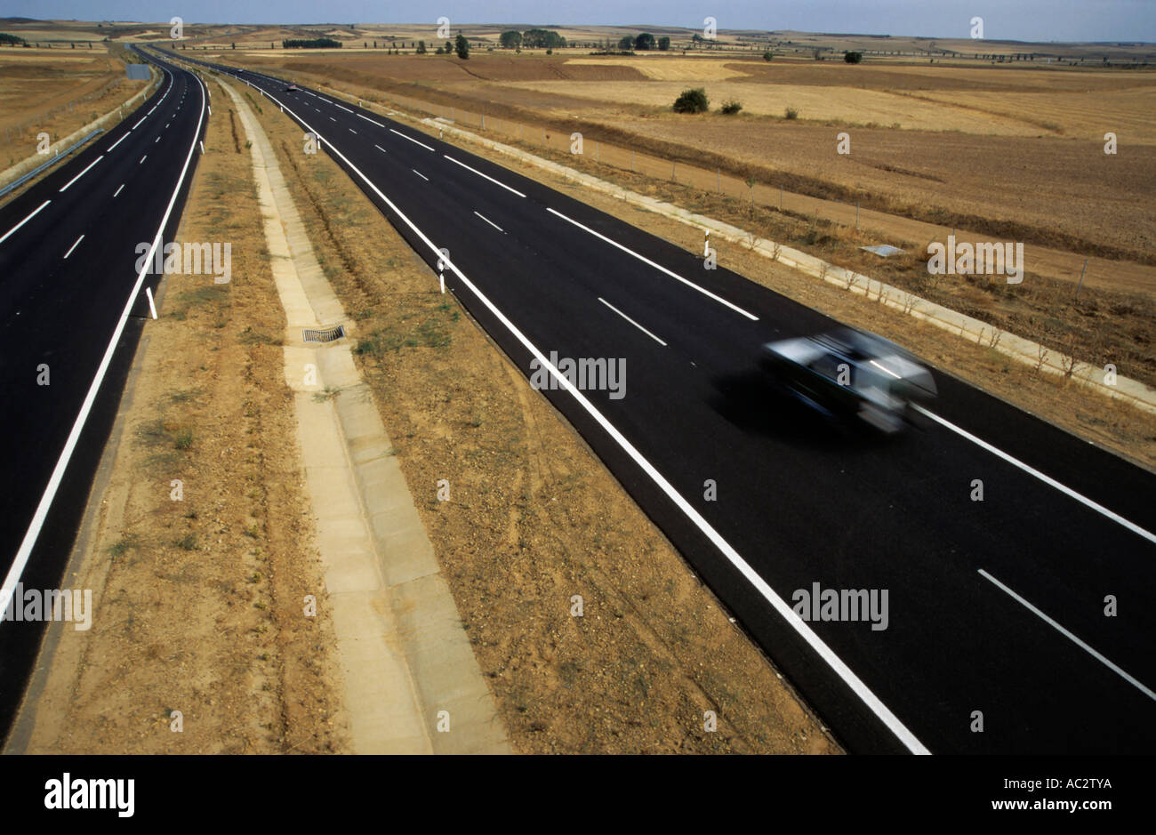 Voiture roulant sur une nouvelle autoroute près de Sahagún, Espagne Banque D'Images