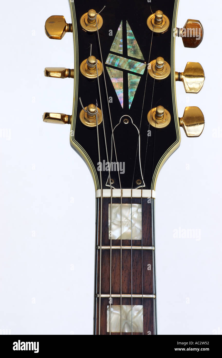 Tête de guitare électrique avec pearl inlay sur fond blanc Photo Stock -  Alamy