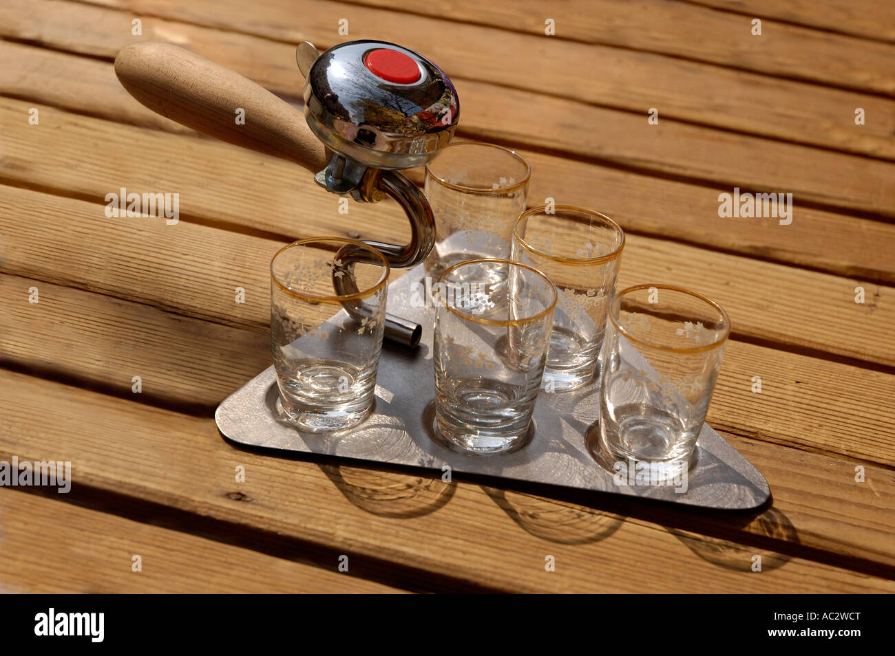 L'outil de construction de la truelle avec verres de vodka vide artisanat souvenirs humoristiques Banque D'Images