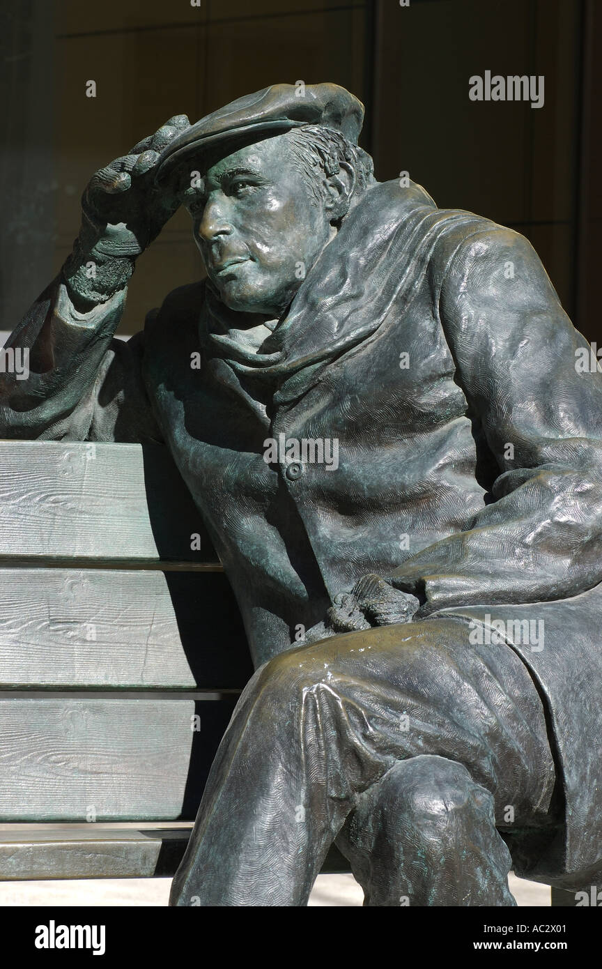 Statue de Glenn Gould sur banc de parc en plein soleil à l'extérieur de la SRC à Toronto Banque D'Images