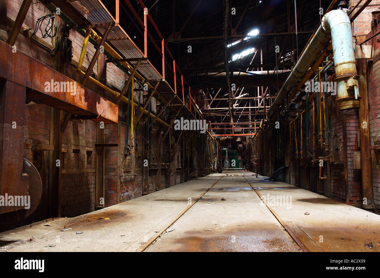 Shop-de-chaussée d'un bâtiment de briques abondoned dangereux Banque D'Images