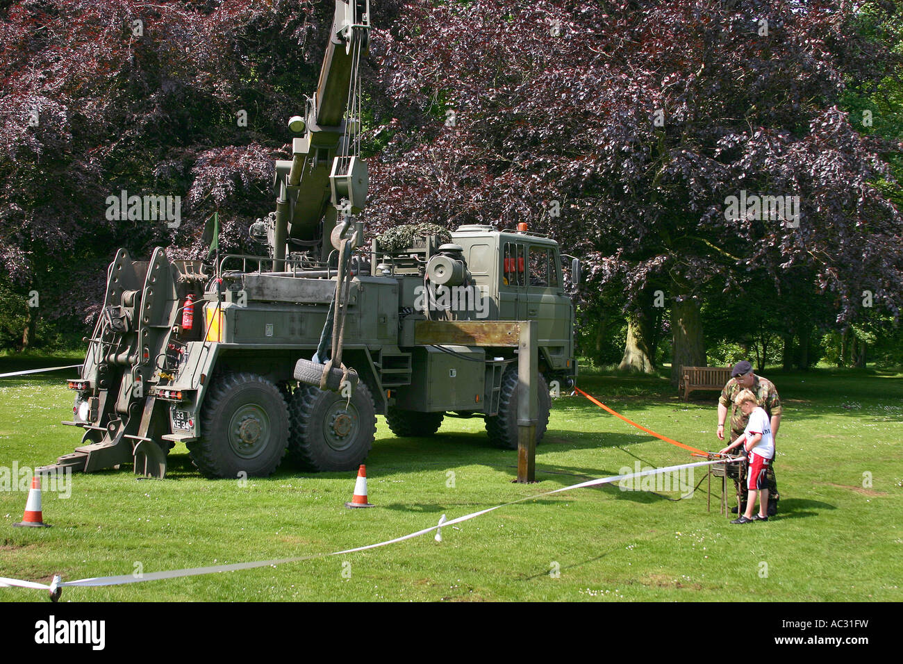 Militaires lourds des camions-grues lors d'une manifestation. Banque D'Images