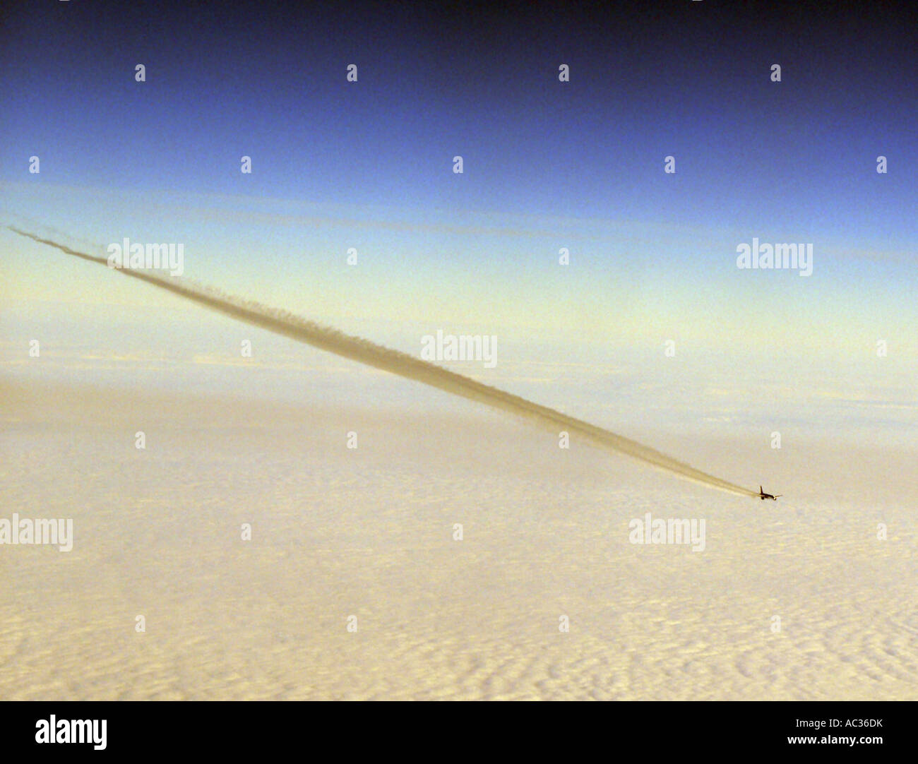 Traînée de condensation d'avion en vol, au Danemark Banque D'Images Traînée de condensation d'avion en vol, au Danemark Banque D'Images