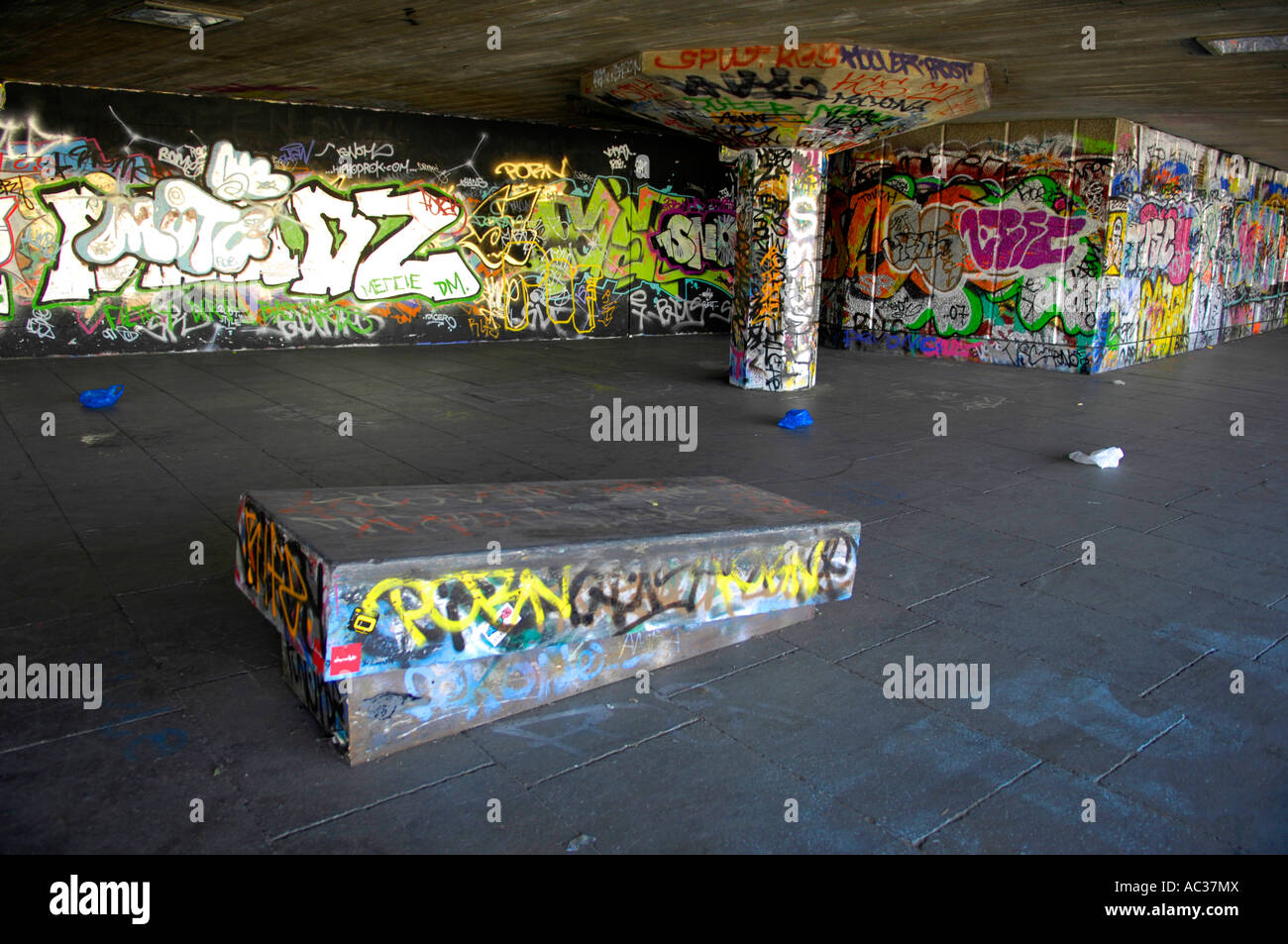 Dommages criminels criminalité tags art tagging southbank london sous la Hayward Gallery graffiti skateboard city capital cultu Banque D'Images