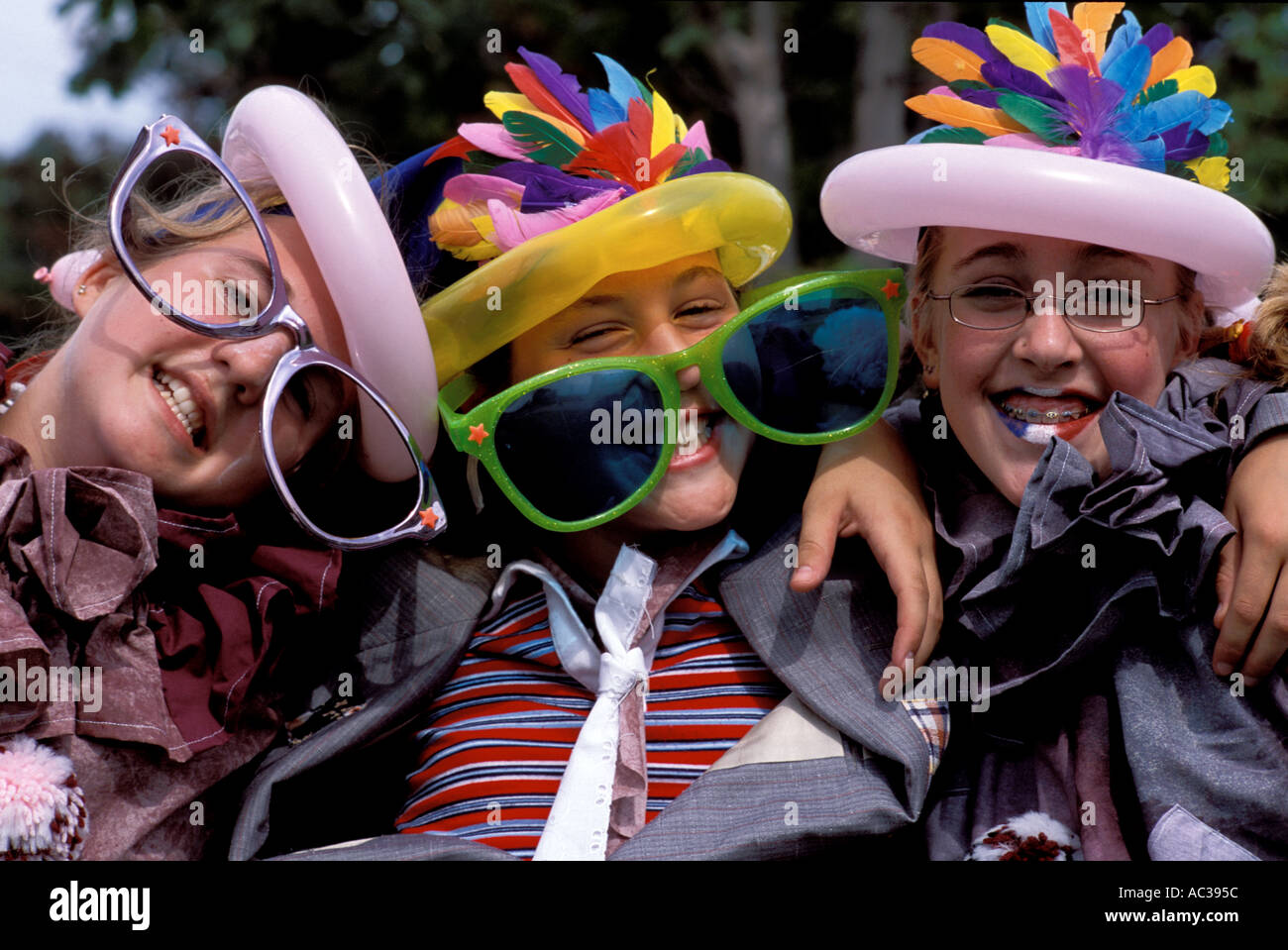 Trois jeunes filles habillés comme des clowns pour le Festival Tintamarre acadien de Caraquet Banque D'Images