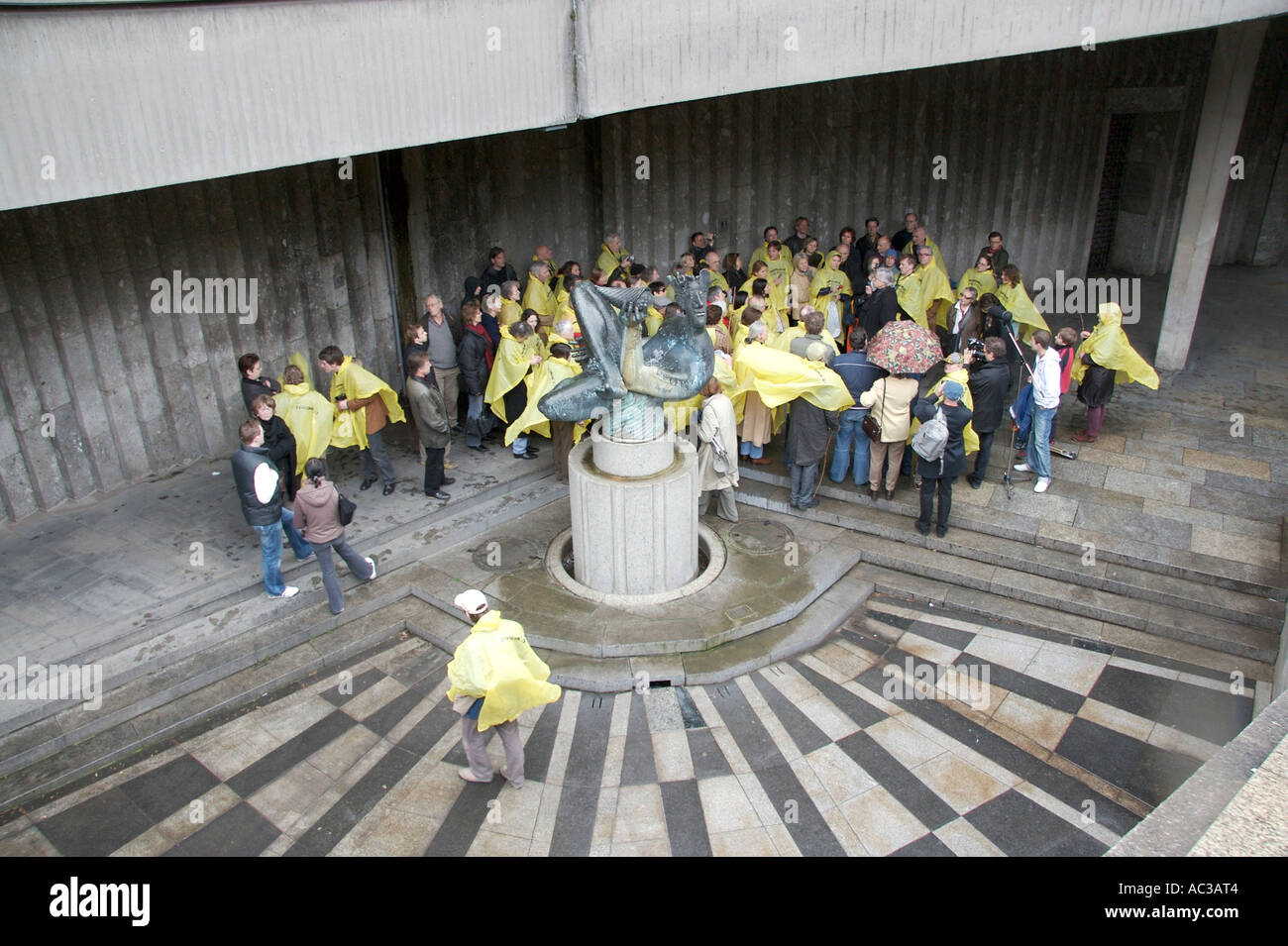 Baazon Brock établissant un nouveau oracle à la Fontaine de Dionysos à Cologne (Allemagne) Banque D'Images