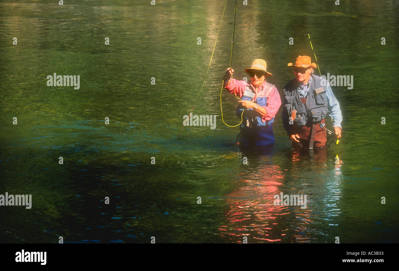 Les personnes âgées la pêche à la mouche à l'angle supérieur de la rivière Sacramento Californie Banque D'Images