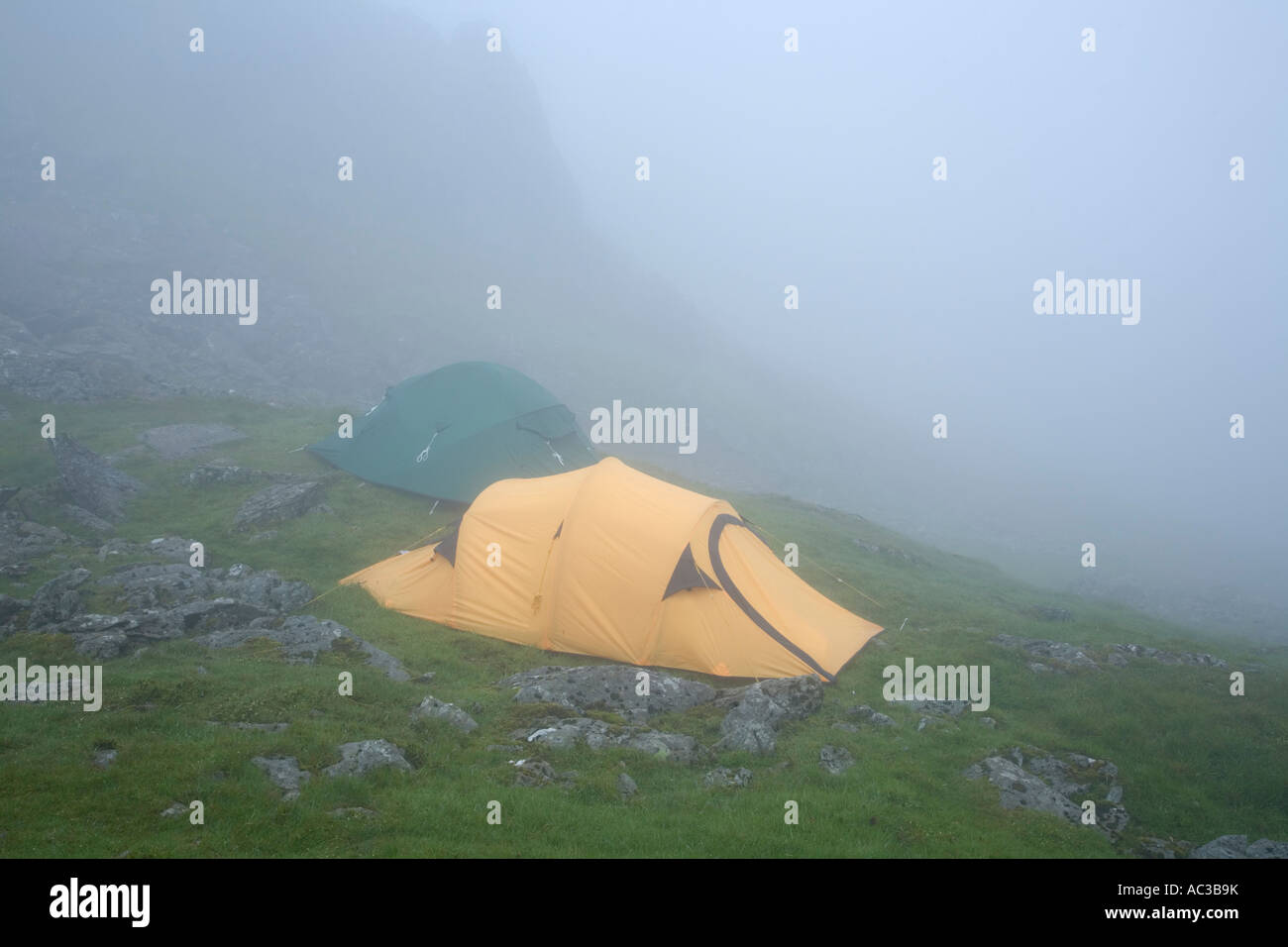 Tentes dans la brume sur un flanc de montagne du Parc National de Snowdonia au Pays de Galles Banque D'Images