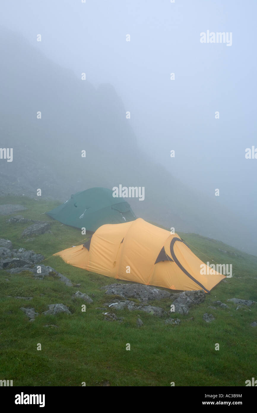 Tentes dans la brume sur un flanc de montagne du Parc National de Snowdonia au Pays de Galles Banque D'Images