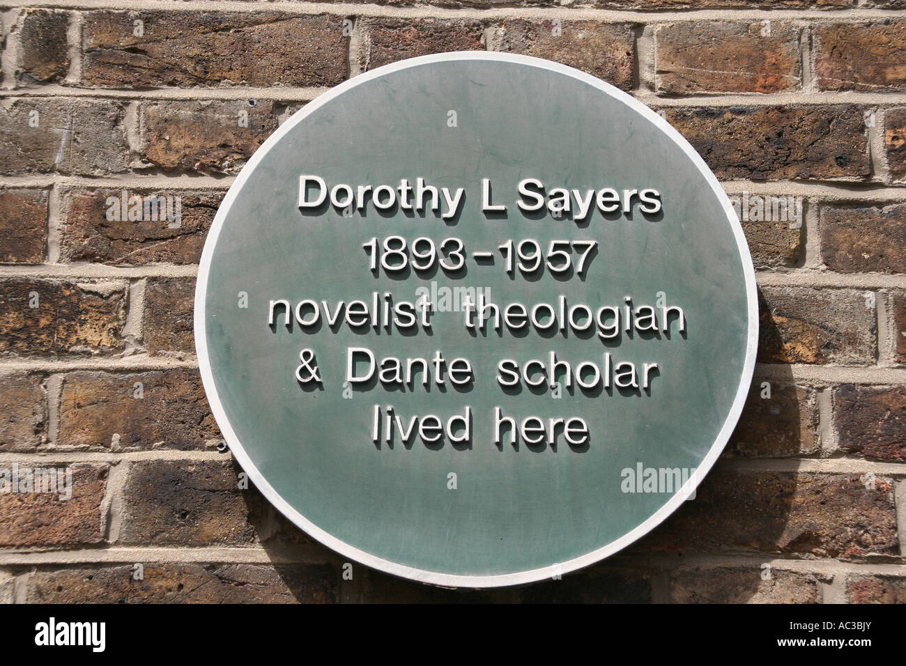 L Dorothy Sayers théologien érudit romancier dante plaque essex england uk go Banque D'Images