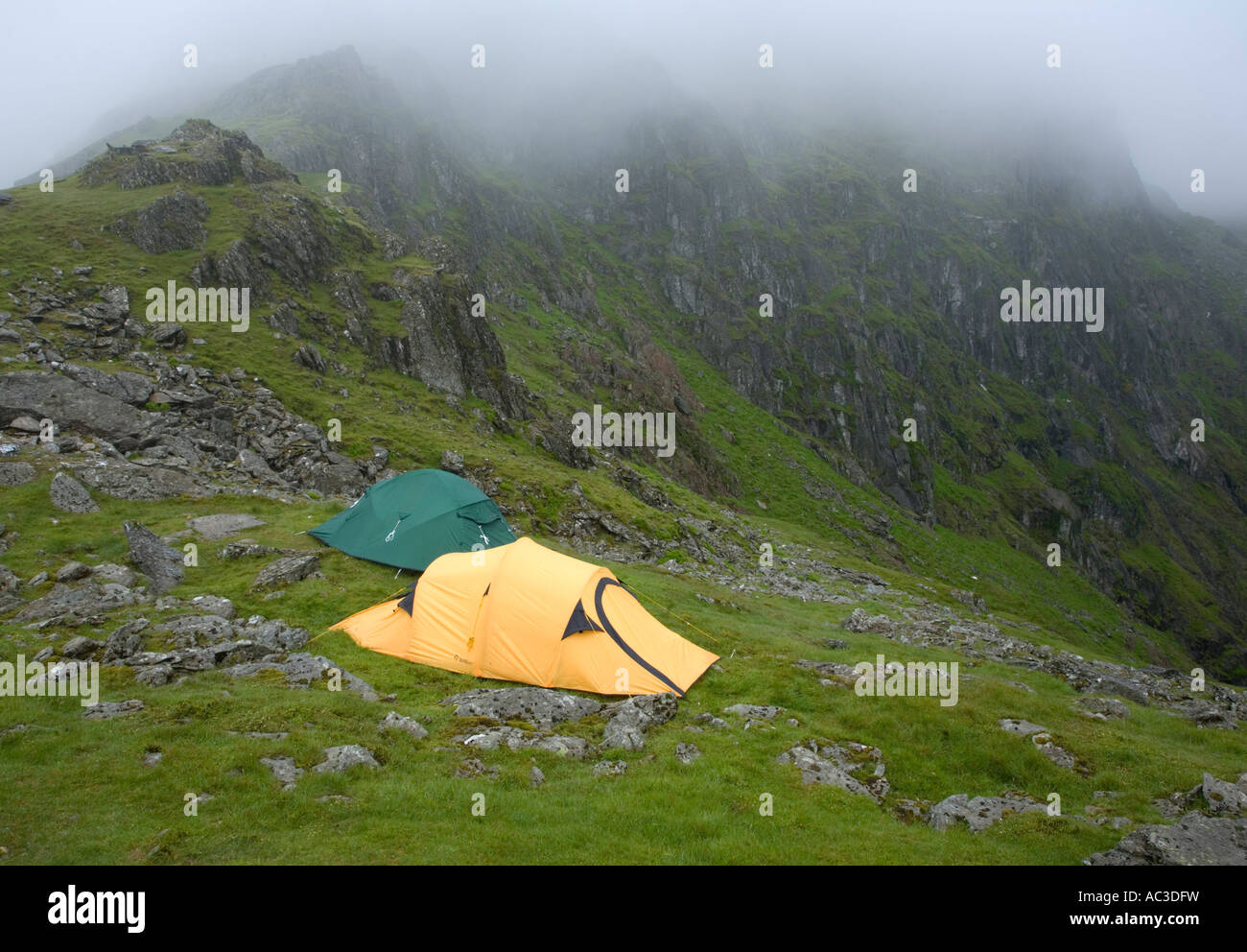 Des tentes sur une montagne dans les nuages bas du Parc National de Snowdonia au Pays de Galles Banque D'Images