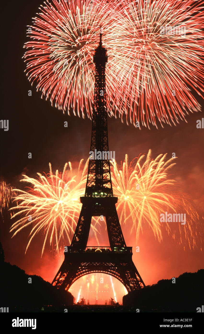14 juillet feux d'artifice illuminent le ciel sur la Tour Eiffel Tower Paris France Banque D'Images