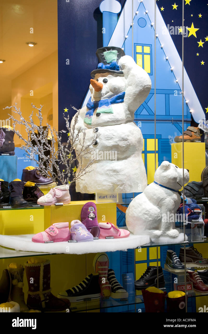Enfant Chaussures pour enfants d'affichage de vitrine au Bonhomme Hiver  Noël ours polaire scène,UK,GO Photo Stock - Alamy