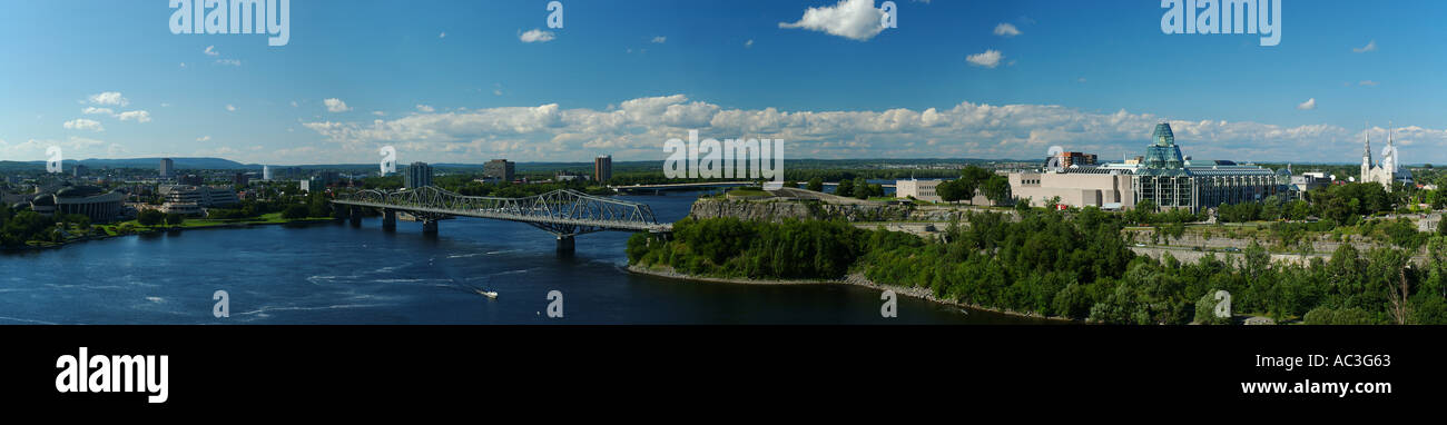 Large panorama de Hull et Ottawa River à écluses du Canal Rideau Banque D'Images