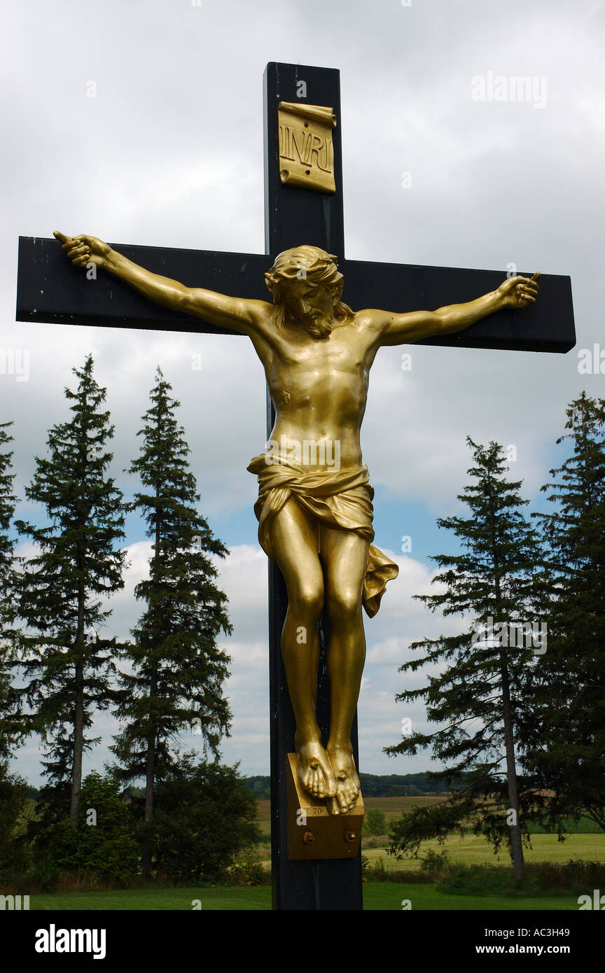 Golden Life size crucifix dans un champ à Seaforth Banque D'Images