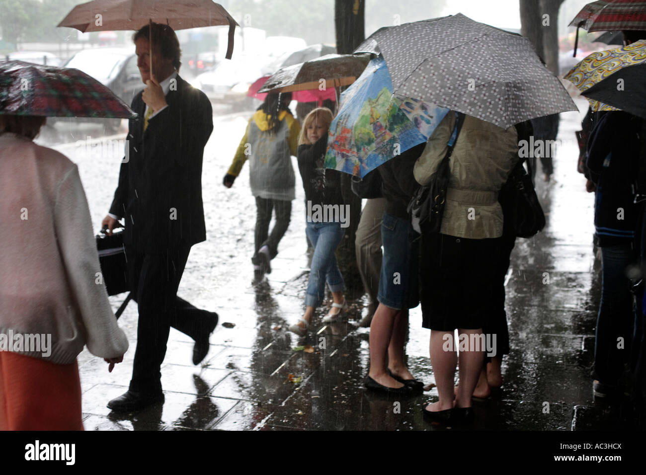 Les piétons à l'aide de parapluies dans une tempête de pluie d'été sur Marylebone Road à Londres Banque D'Images