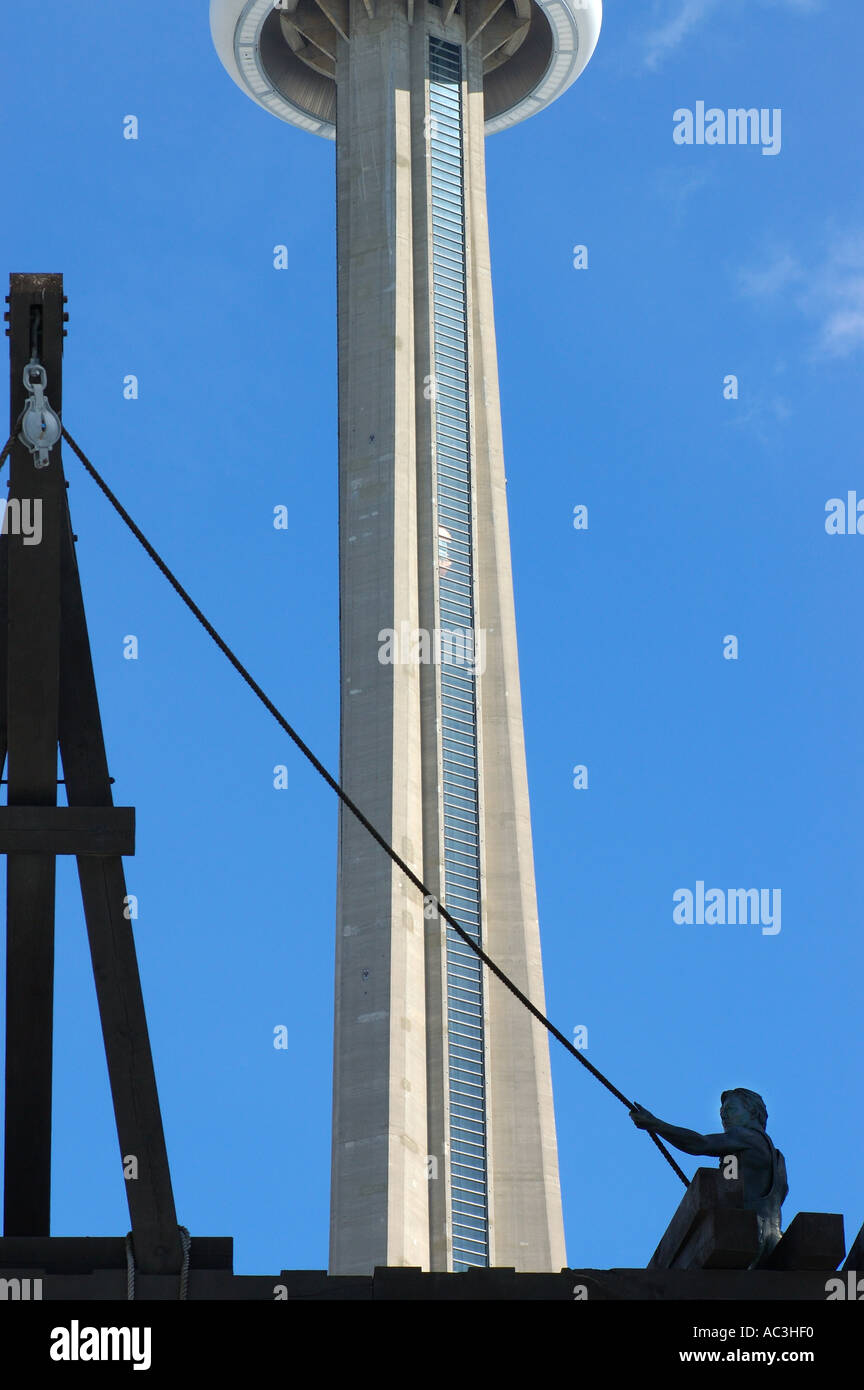 Cheminot statue en face de la tour CN Toronto Banque D'Images