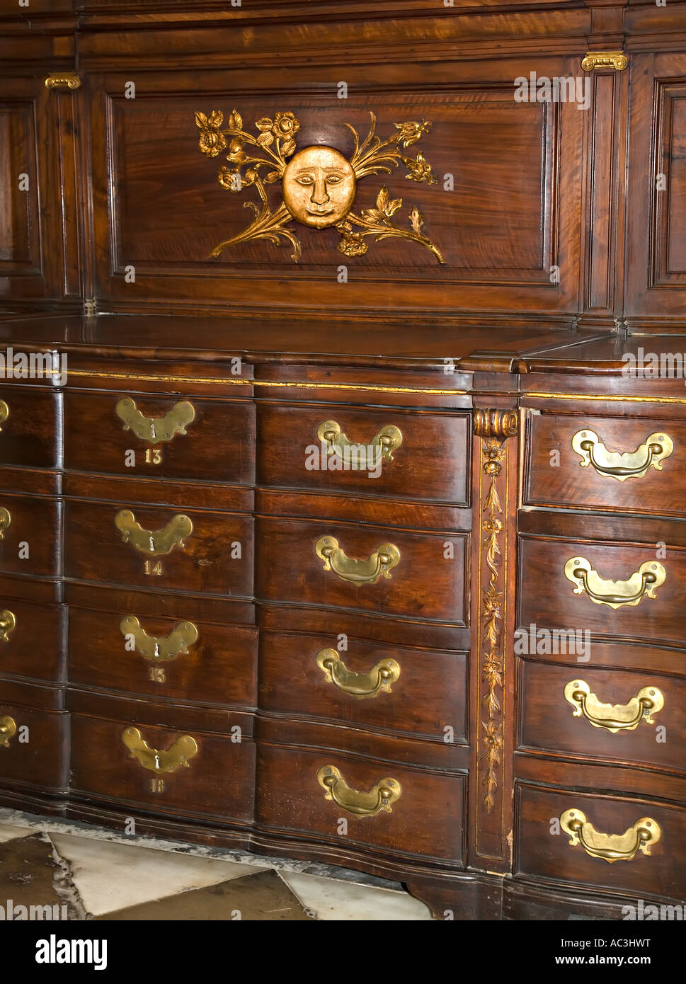Lune avec motif sur la face de l'armoire en noyer avec des tiroirs où les vêtements liturgiques des prêtres sont conservés dans la Sacristie Cathédrale Grenade Espagne Banque D'Images