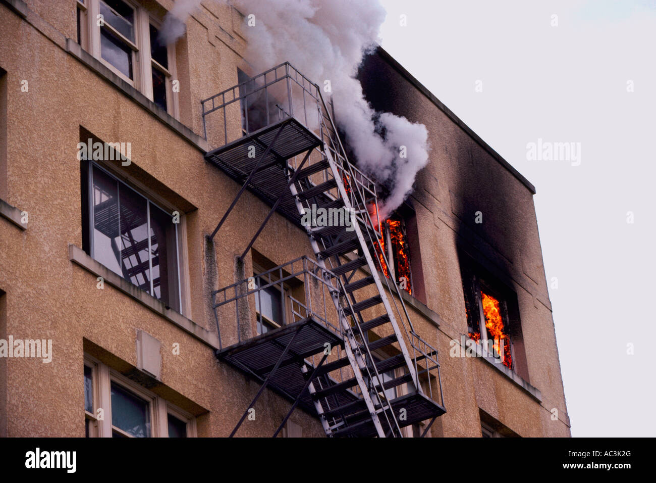 Feu de cheminée et de la fumée en immeuble d'habitation en feu Banque D'Images