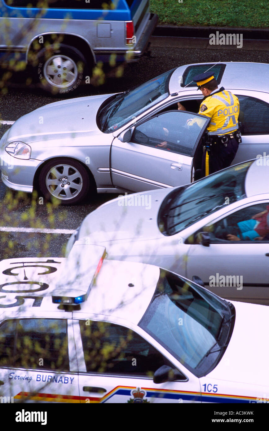Agent de police écrit un billet pour infraction au code de conduite de l'automobiliste d'incident dans une voiture Banque D'Images