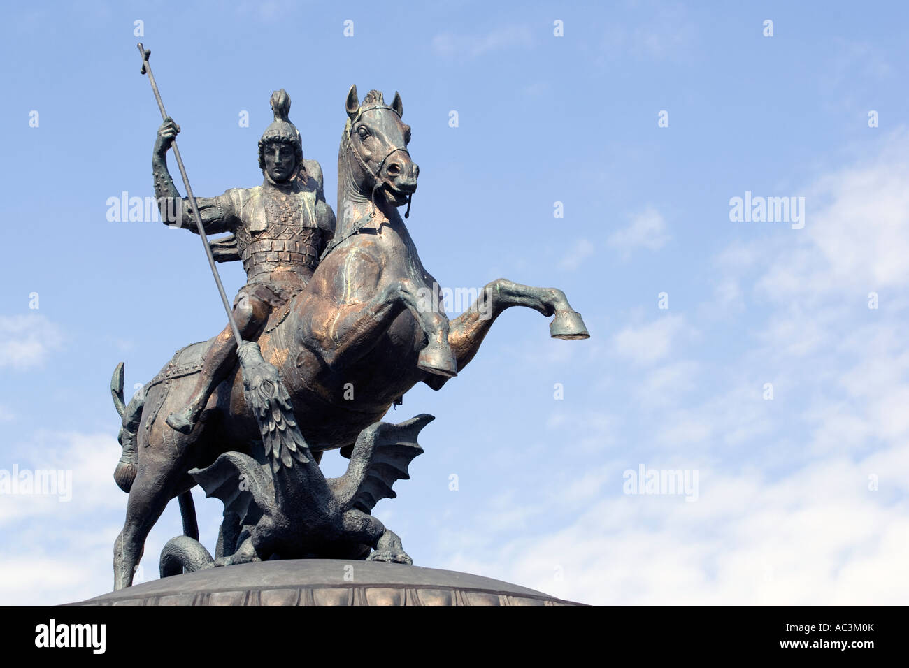 Statue en bronze de St George et le Dragon dans le Manege Square à Moscou Banque D'Images