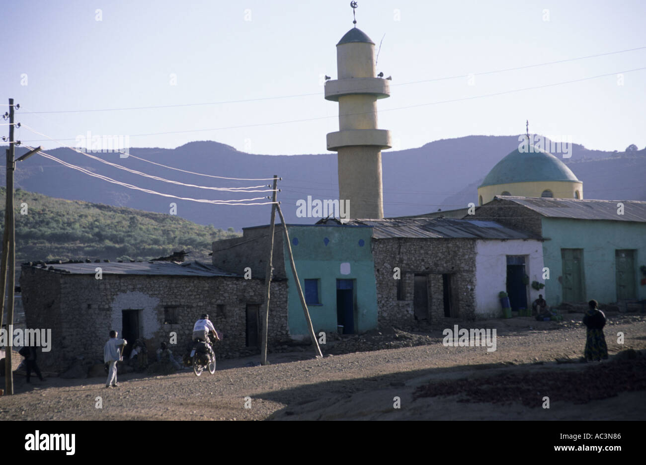 Cycliste de l'Ouest arrivant dans le village d'Inticho dans le Nord de l'Éthiopie Tigray Banque D'Images