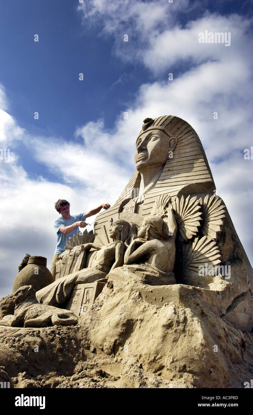 Les Sables du Temps un sculpteur de sable Cleopatra crée sur le front de mer de Brighton Banque D'Images