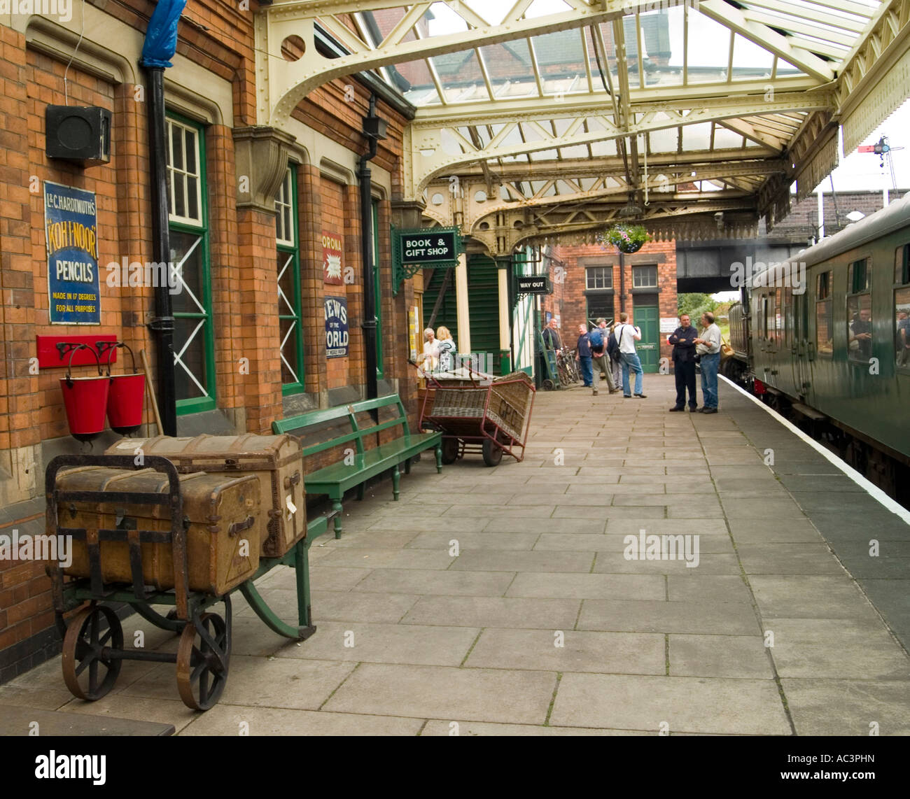 Les gens sur la plate-forme à la gare de Loughborough, Leicestershire, Great Central Railway Banque D'Images