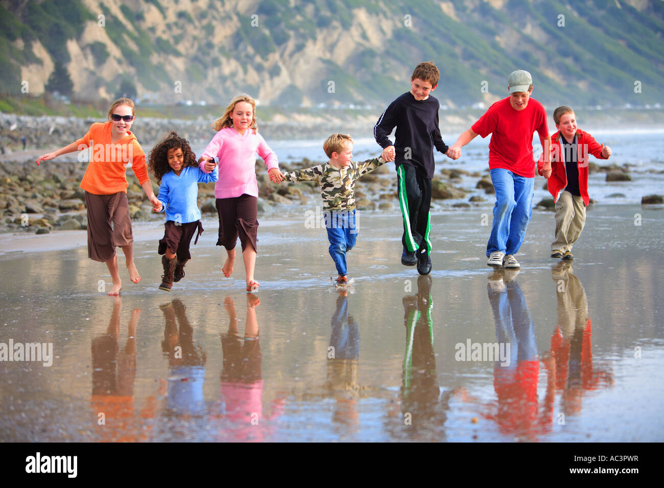 Les enfants courent sur les bancs de moules de plage Carpenteria Comté de Santa Barbara en Californie États-Unis M. Banque D'Images