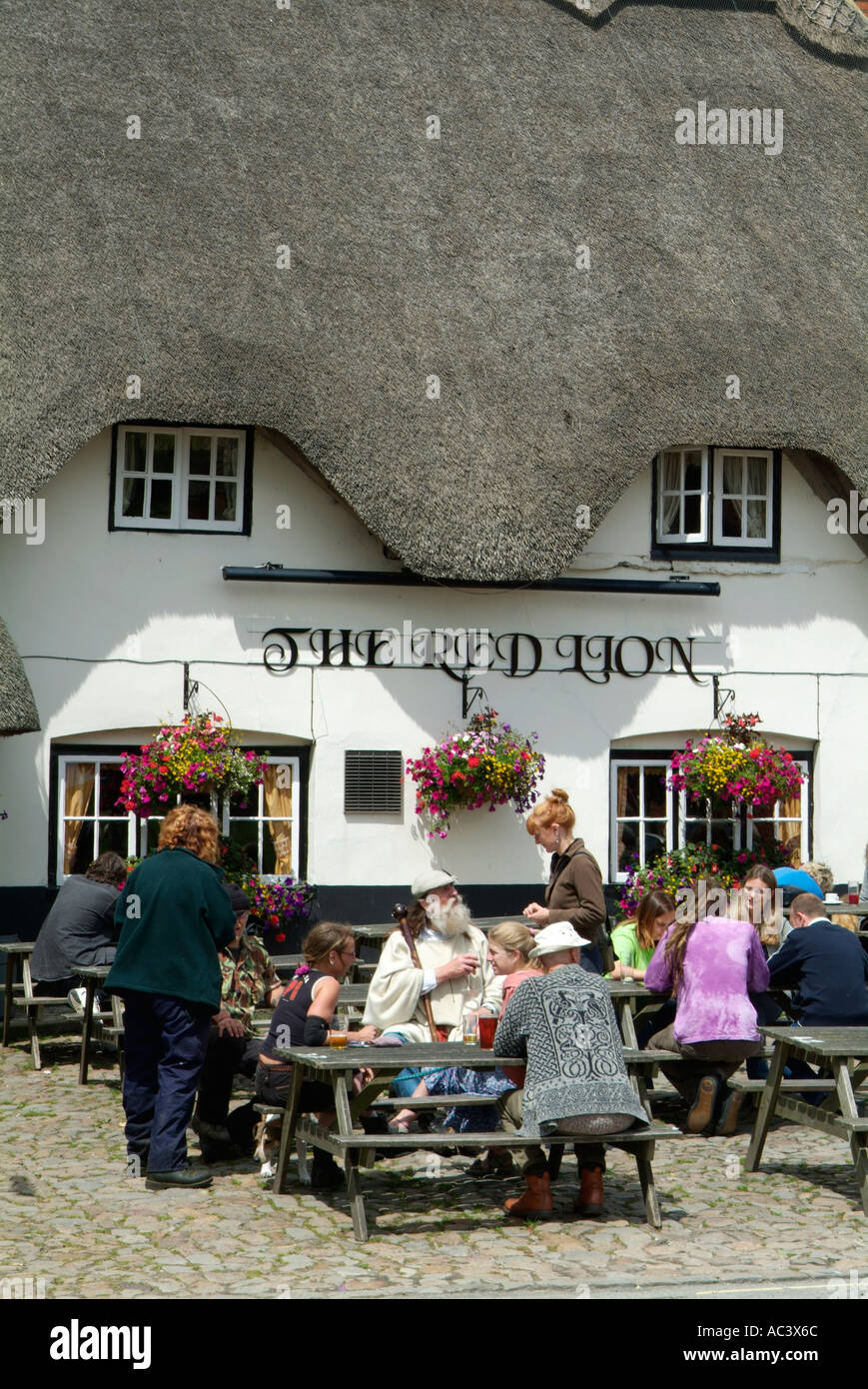 Red Lion Pub de chaume maison publique Avebury Wiltshire England UK GB EU Europe Banque D'Images