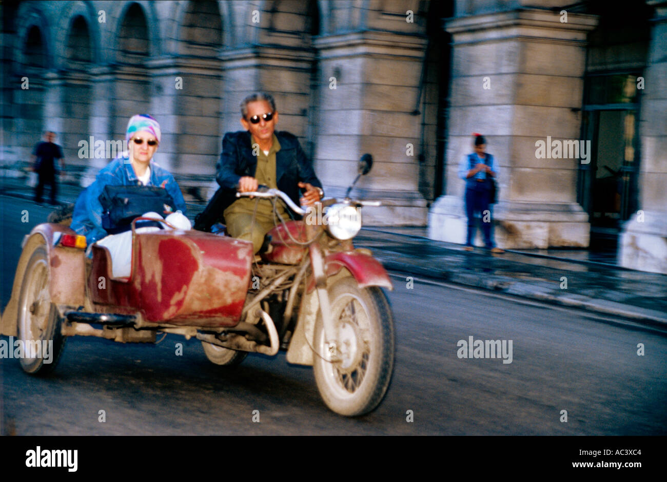 Cuba La Havane couple riding moto avec side-car Banque D'Images