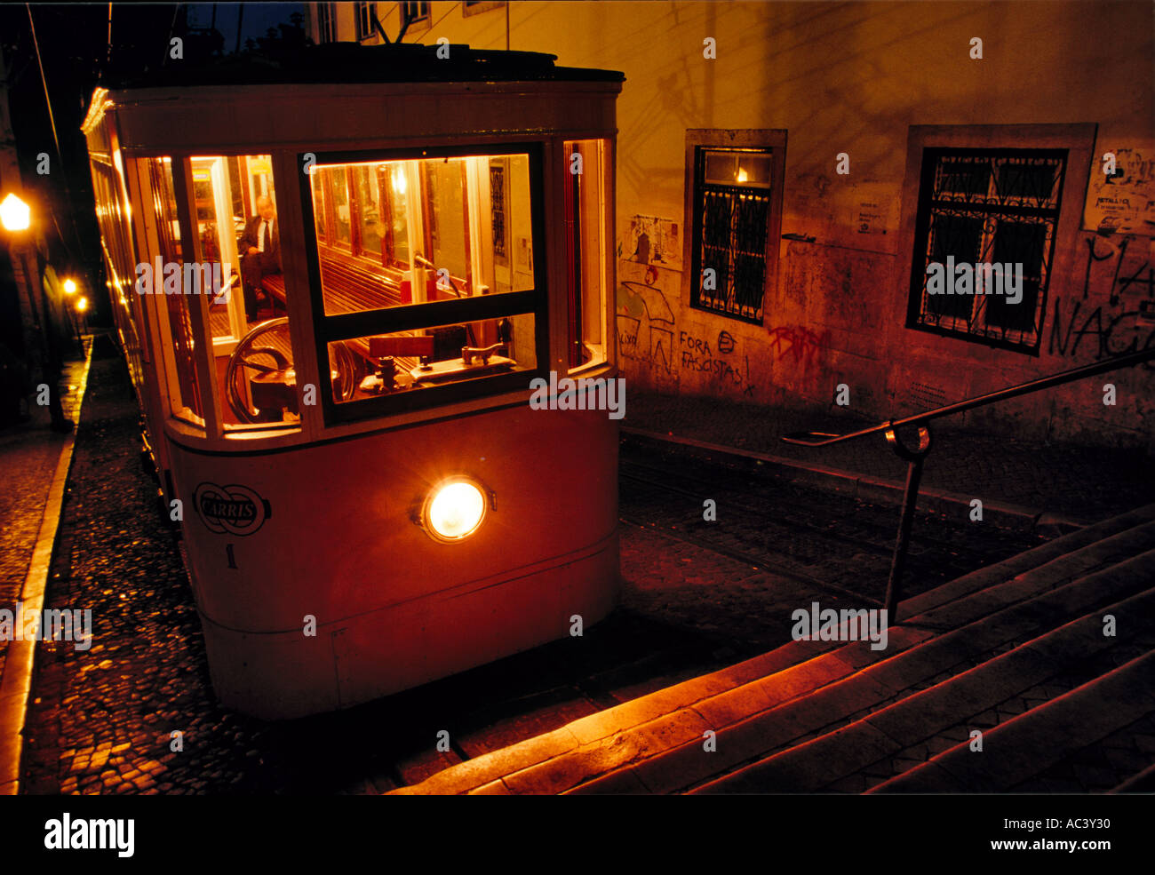 Funiculaire pittoresque Elevador da Gloria sur dans le quartier de Baixa de Lisbonne Banque D'Images