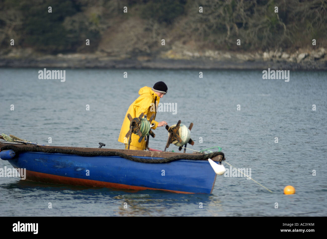 Une huître traditionnelle drague s au travail dans la région de Carrick Roads dans l'estuaire de la FAL Angleterre Cornwall Banque D'Images