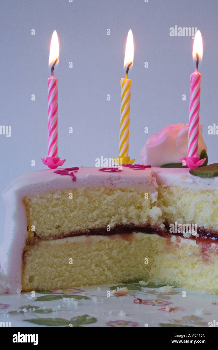 Des bougies sur un gâteau d'anniversaire. Banque D'Images