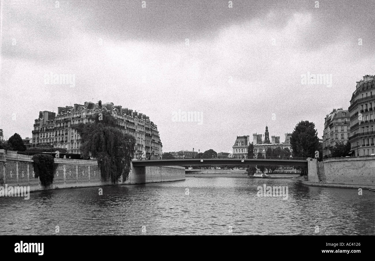 Pont sur la rivière Siene à Paris Banque D'Images