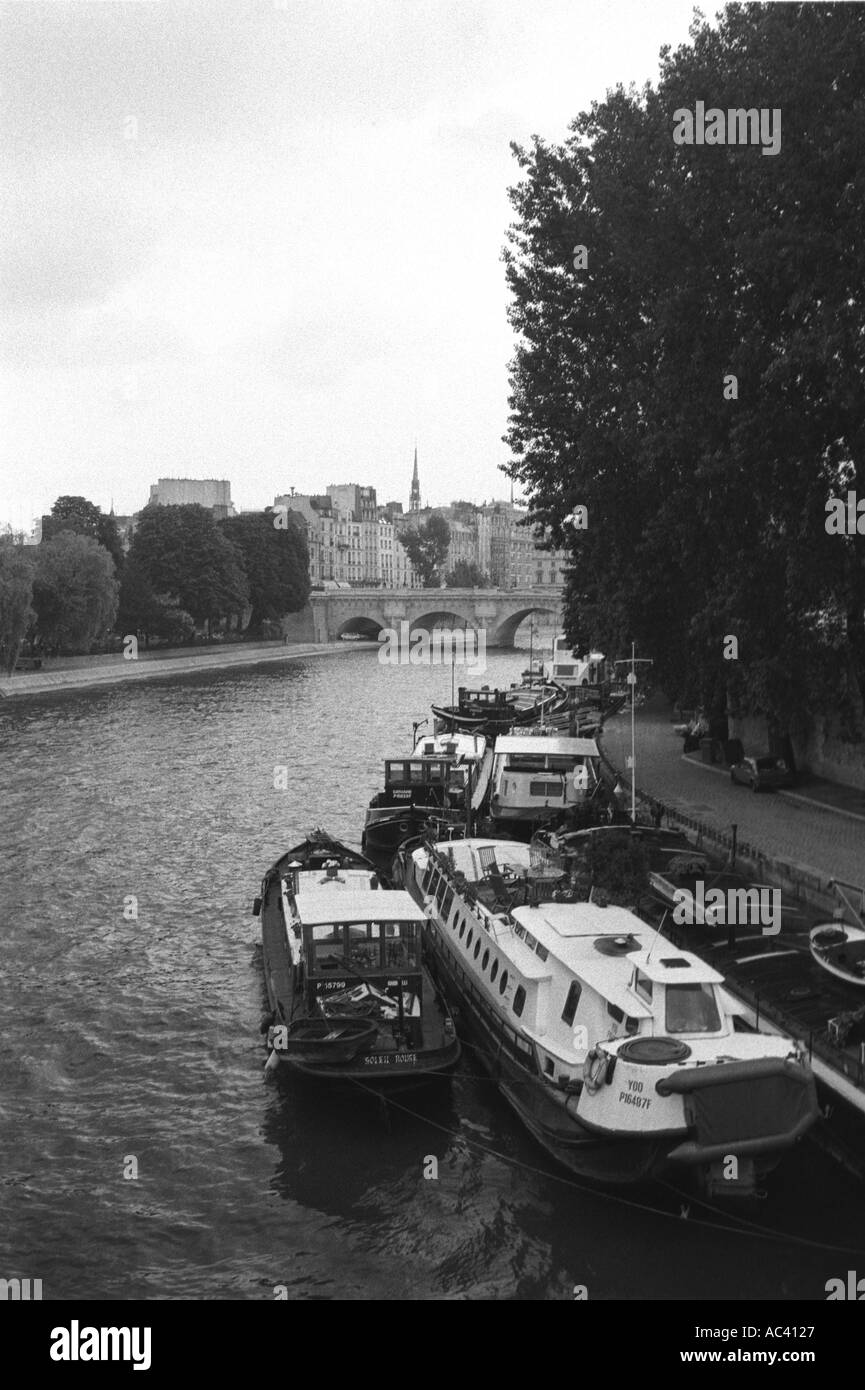 Bateaux amarrés sur la rivière Siene à Paris Banque D'Images