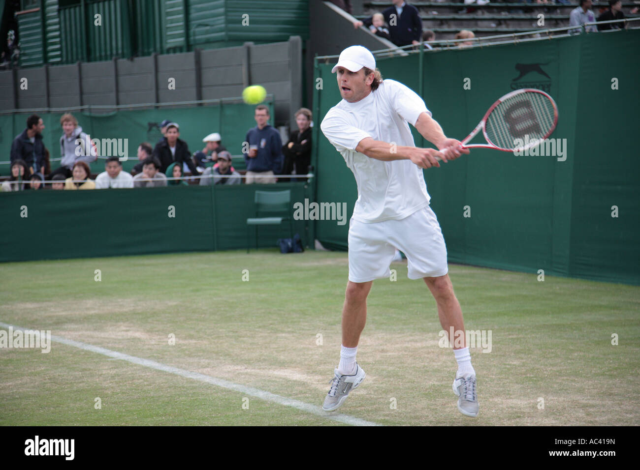 La Jordanie Kerr avec un retour en revers, le tournoi de tennis de Wimbledon, Londres, Angleterre. Banque D'Images