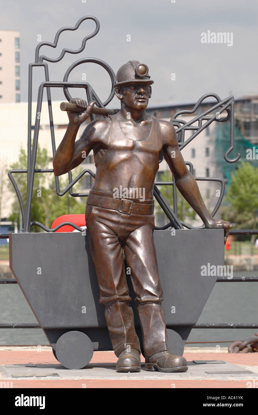 La baie de Cardiff au Pays de Galles Welsh statue de miner le droit à partir de la fosse au Port par sculpture John Clinch Banque D'Images