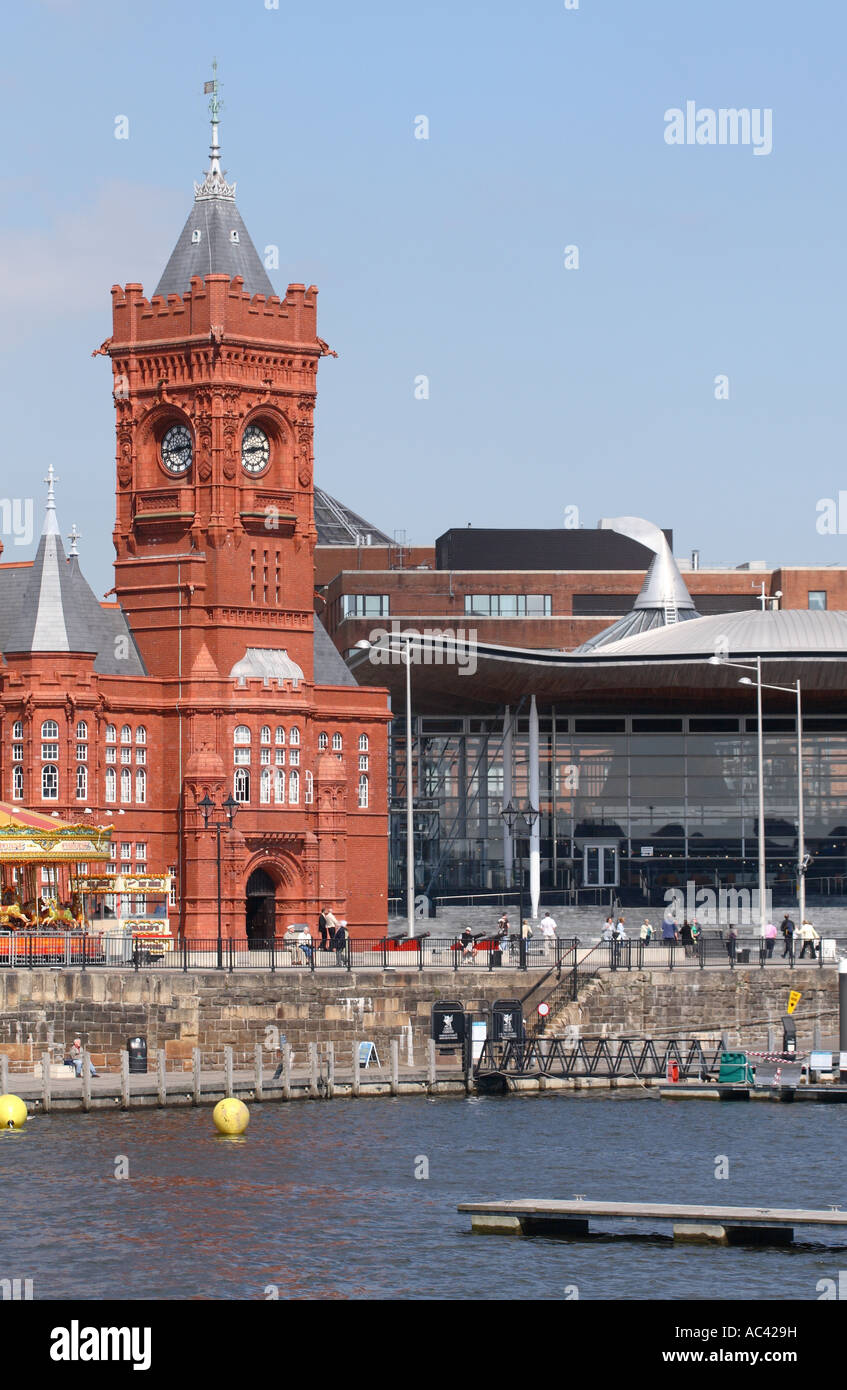 La baie de Cardiff, la brique rouge victorien Pierhead building Senedd aux côtés de la nouvelle Assemblée nationale du Pays de Galles Banque D'Images