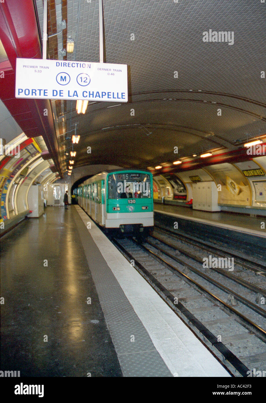 Le Port de la Chapelle Métro Gare Paris France Photo Stock - Alamy