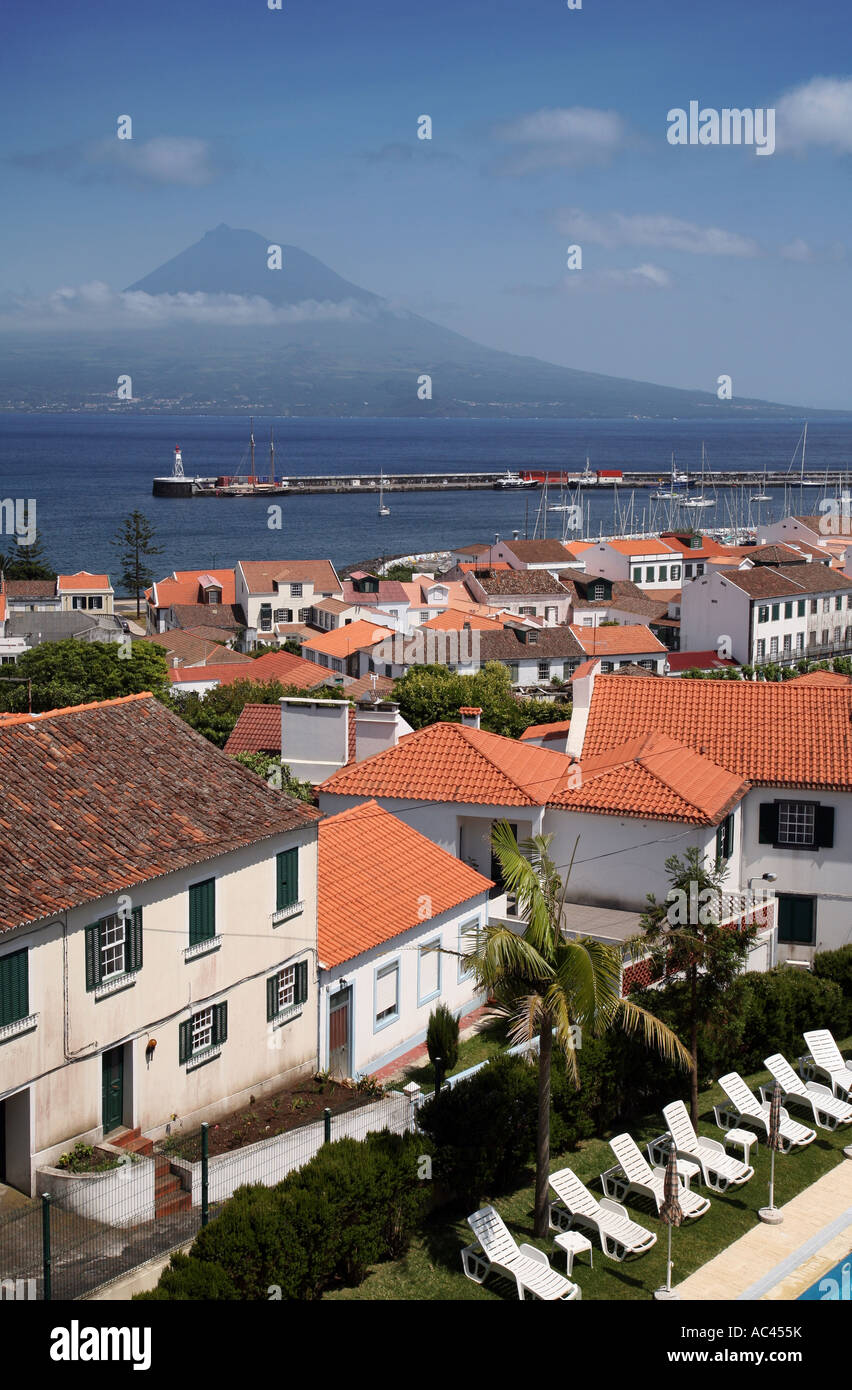 La ville de Horta, île de Faial, Pico face aux Açores, le volcan Banque D'Images