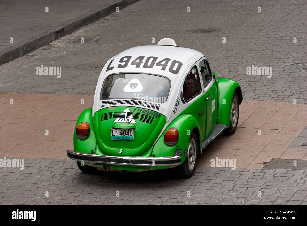 Un taxi Volkswagen vert, dans la ville de Mexico (Mexique). Taxi vert de modèle coccinelle Volkswagen, dans le Mexique (Mexique). Banque D'Images