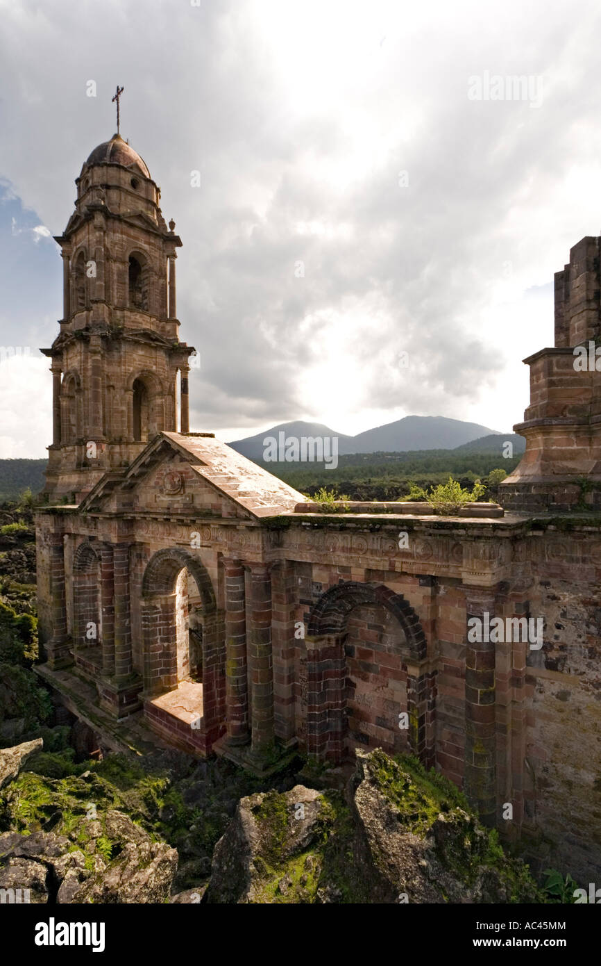 Les ruines de l'église de San Juan Parangaricutiro (Mexique). Ruines de l'église de San Juan Parangaricutiro (Mexique). Banque D'Images