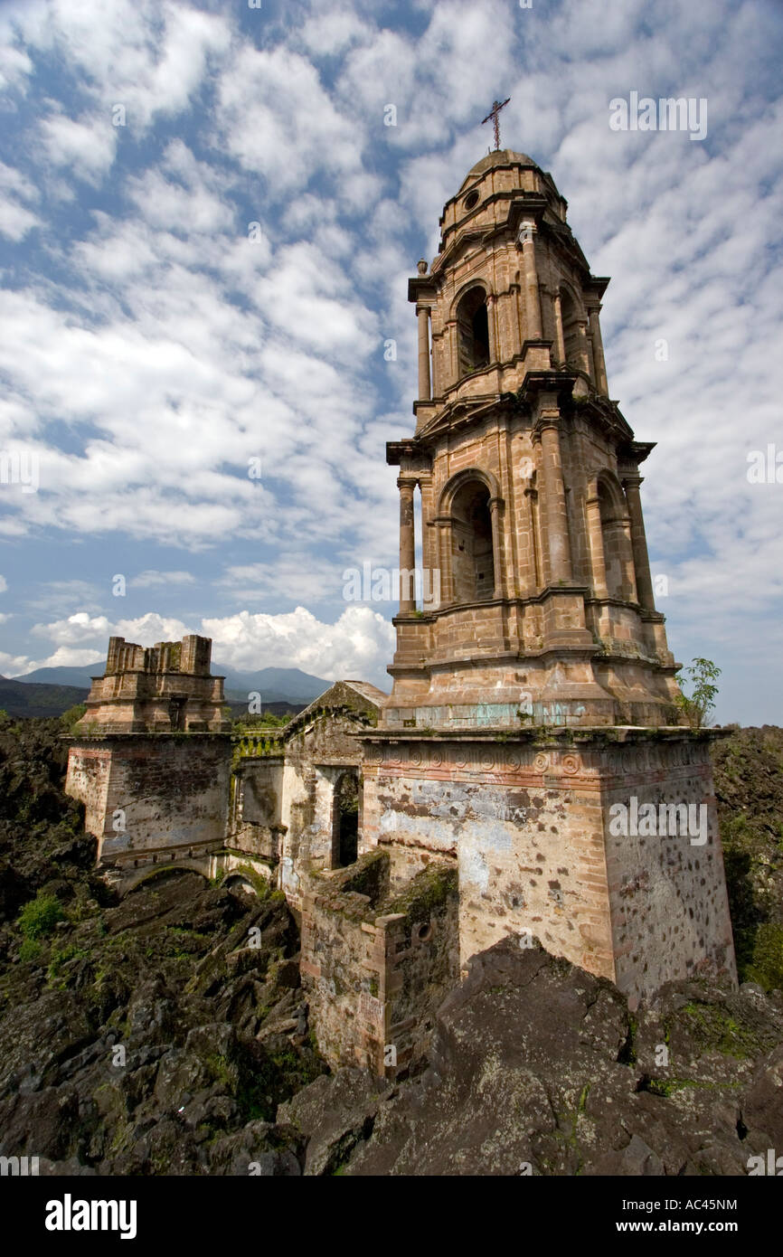Les ruines de l'église de San Juan Parangaricutiro (Mexique). Ruines de l'église de San Juan Parangaricutiro (Mexique). Banque D'Images