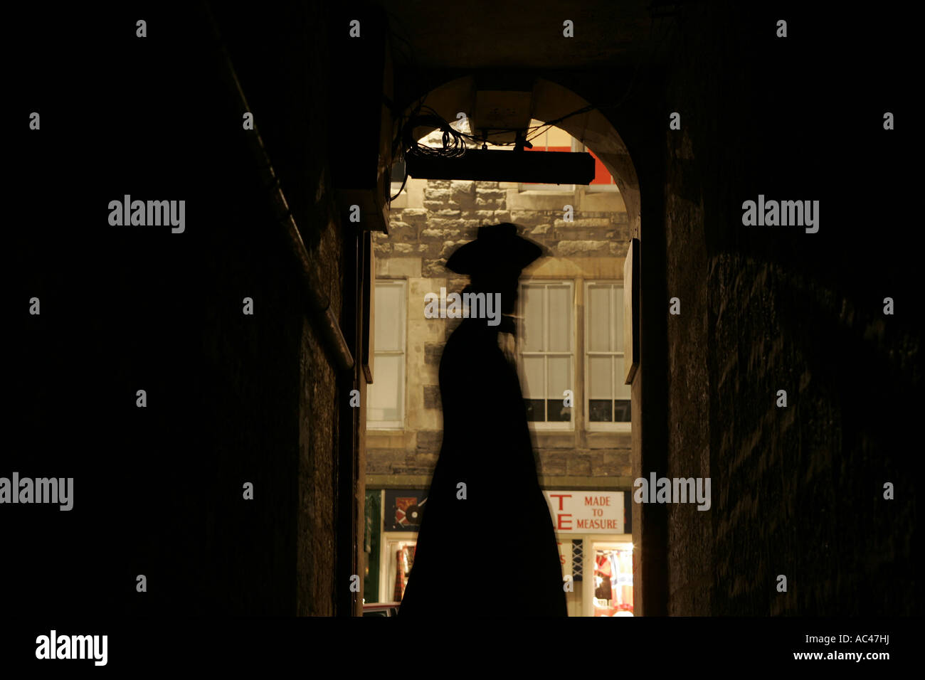 L'ombre d'un homme debout, dans un passage. Banque D'Images